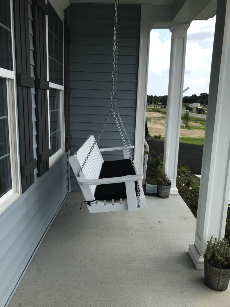Porch with swing -Lateral view